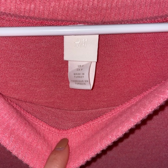 H&M pink sweater - Picture 2 of 2